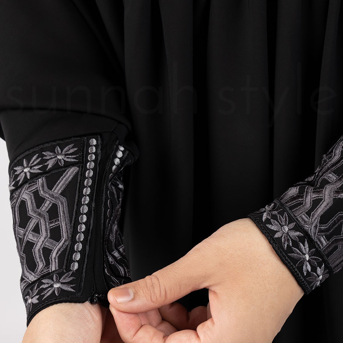 Sunnah Style Khamak Embroidered Bisht Abaya Black